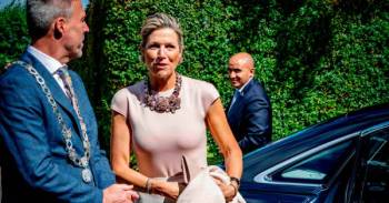 maxima-de-holanda-y-su-maxicollar-de-piedras-para-tomar-un-cafe