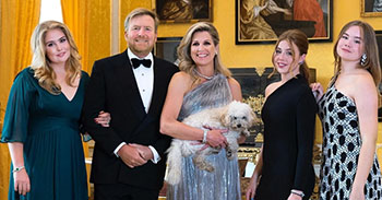 el-elegante-posado-navideno-de-maxima-y-guillermo-con-sus-hijas