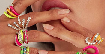 joyas-neon-la-tendencia-de-joyas-vibrante-que-eleva-los-looks-de-verano-al-siguiente-nivel